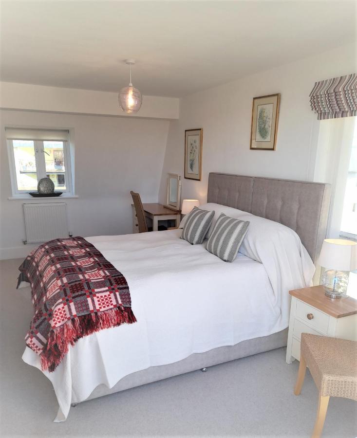 Crow'S Nest Penthouse Apartment With Free Spa Access Somerford Keynes Εξωτερικό φωτογραφία