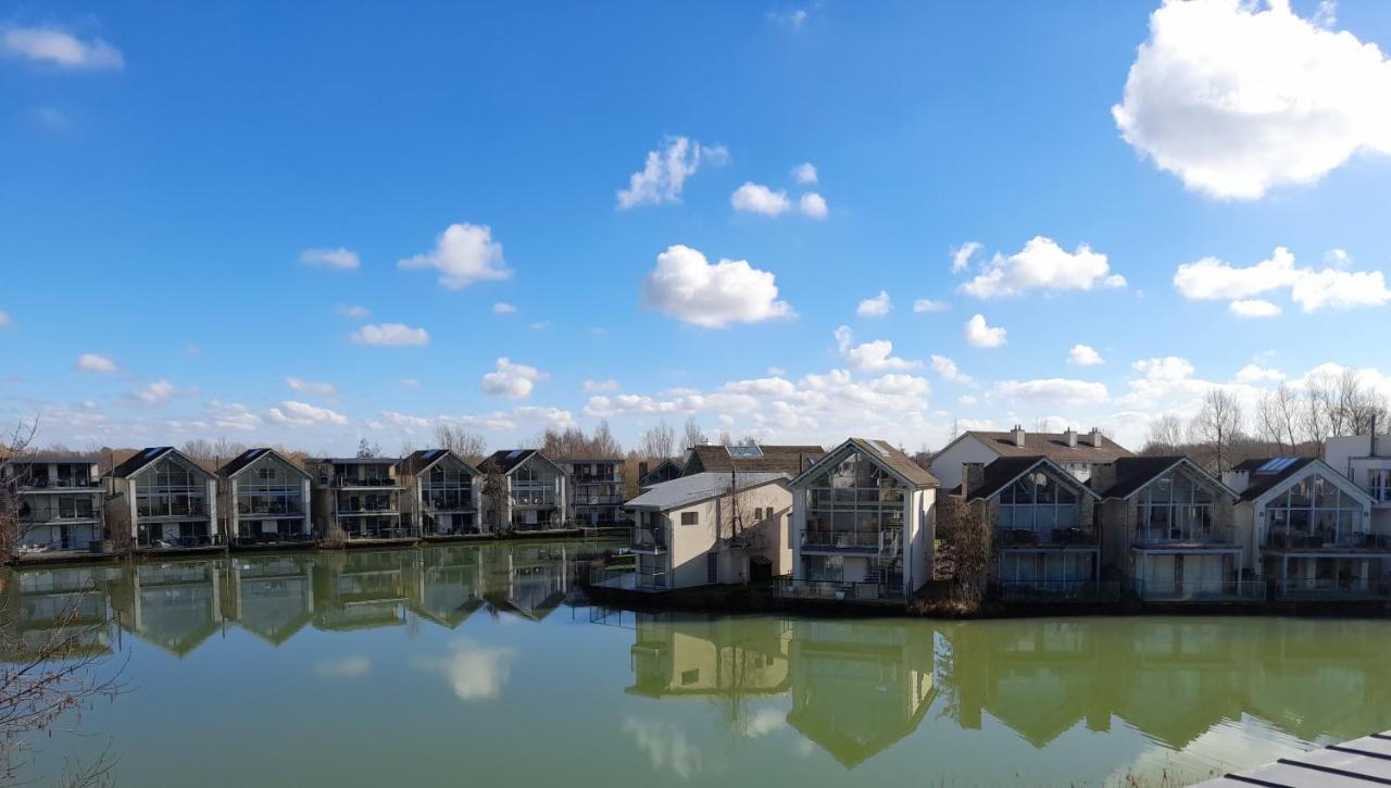 Crow'S Nest Penthouse Apartment With Free Spa Access Somerford Keynes Εξωτερικό φωτογραφία