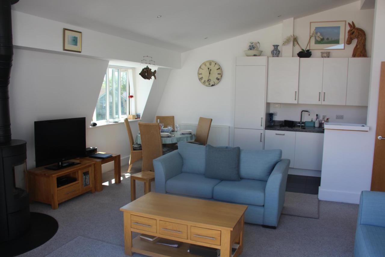 Crow'S Nest Penthouse Apartment With Free Spa Access Somerford Keynes Εξωτερικό φωτογραφία